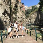 3 jeunes femmes sur un pont, dans la vieille ville de Tbilissi, près de la cascade