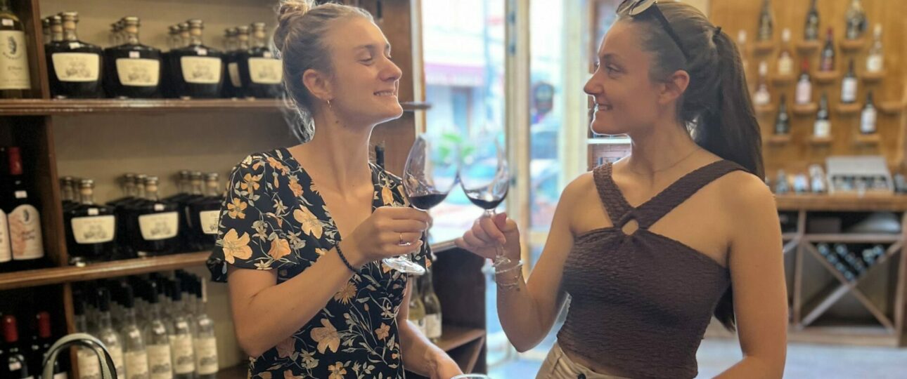 Deux jeunes femmes trinquant avec des verres de vins géorgiens lors d'une dégustation à Tbilissi. Profitent de leur voyage