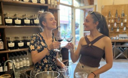 Deux jeunes femmes trinquant avec des verres de vins géorgiens lors d'une dégustation à Tbilissi. Profitent de leur voyage